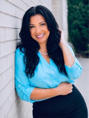 Meet your Posher, Dr. Esperanza